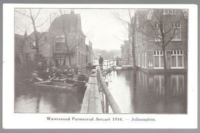 WAT001012645 Als gevolg van een zware noordwester storm brak in januari 1916 de Waterlandse Zeedijk tussen Monnickendam ...