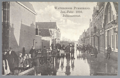 WAT001012648 Als gevolg van een zware noordwester storm brak in januari 1916 de Waterlandse Zeedijk tussen Monnickendam ...