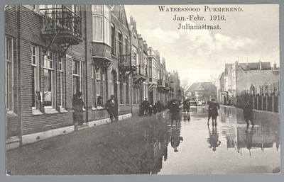 WAT001012653 Als gevolg van een zware noordwester storm brak in januari 1916 de Waterlandse Zeedijk tussen Monnickendam ...