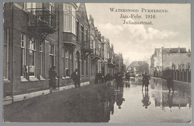 WAT001012655 Als gevolg van een zware noordwester storm brak in januari 1916 de Waterlandse Zeedijk tussen Monnickendam ...