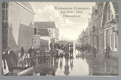 WAT001012658 Als gevolg van een zware noordwester storm brak in januari 1916 de Waterlandse Zeedijk tussen Monnickendam ...