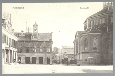 WAT001012728 Links het oude Stadhuis te Purmerend, afgebroken in 1911.Rechts de voormalige Kaaswaag in ...