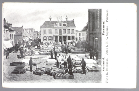 WAT001012756 Kaasmarkt te Purmerend, op een gegeven moment de twee na grootste van Nederland. Midden achter het oude ...