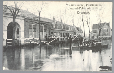 WAT001012843 Watersnood januari-februari 1916, de Koestraat met op de achtergrond het postkantoor van 1912. Links de in ...