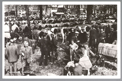 WAT001012817 Koemarkt. Op de kop van de koemarkt verhandelde men al sinds 1612 koeien, ossen, paarden, varkens en ...