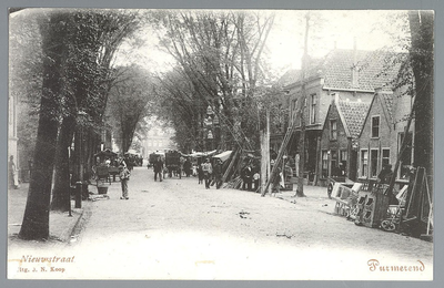 WAT001012889 Lappenmarkt op de Nieuwstraat, het was een drukte van belang. Er werden zelfs extra trams op dinsdag ingezet.