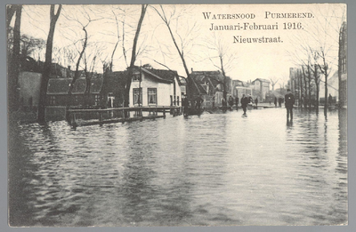 WAT001012897 Als gevolg van een zware noordwester storm brak in januari 1916 de Waterlandse Zeedijk tussen Monnickendam ...