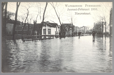 WAT001012904 Als gevolg van een zware noordwester storm brak in januari 1916 de Waterlandse Zeedijk tussen Monnickendam ...