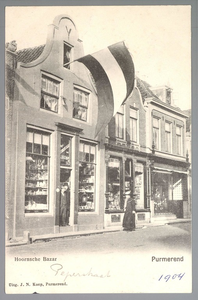 WAT001012939 De Hoornsche Bazar in de Peperstraat was van de winkeliers De Jong en Eilander uit Hoorn, ze staan hier in ...