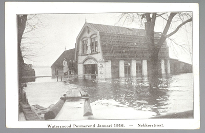 WAT001012862 Als gevolg van een zware noordwester storm brak in januari 1916 de Waterlandse Zeedijk tussen Monnickendam ...