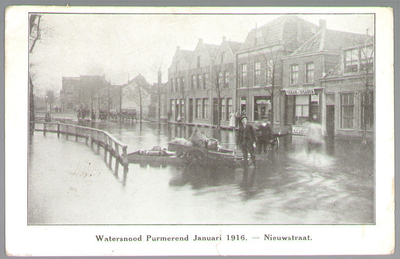 WAT001012896 Als gevolg van een zware noordwester storm brak in januari 1916 de Waterlandse Zeedijk tussen Monnickendam ...