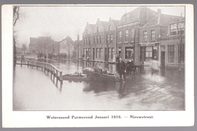 WAT001012903 Als gevolg van een zware noordwester storm brak in januari 1916 de Waterlandse Zeedijk tussen Monnickendam ...