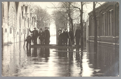 WAT001012958 Als gevolg van een zware noordwester storm brak in januari 1916 de Waterlandse Zeedijk tussen Monnickendam ...