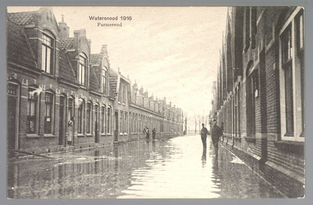 WAT001013061 Als gevolg van een zware noordwester storm brak in januari 1916 de Waterlandse Zeedijk tussen Monnickendam ...