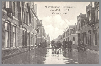 WAT001013058 Als gevolg van een zware noordwester storm brak in januari 1916 de Waterlandse Zeedijk tussen Monnickendam ...