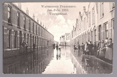 WAT001013059 Als gevolg van een zware noordwester storm brak in januari 1916 de Waterlandse Zeedijk tussen Monnickendam ...