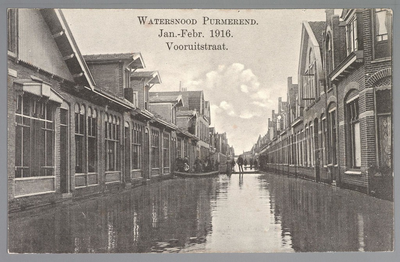 WAT001013060 Als gevolg van een zware noordwester storm brak in januari 1916 de Waterlandse Zeedijk tussen Monnickendam ...