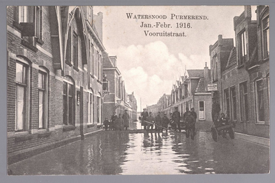 WAT001013064 Als gevolg van een zware noordwester storm brak in januari 1916 de Waterlandse Zeedijk tussen Monnickendam ...