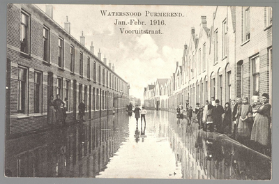 WAT001013066 Als gevolg van een zware noordwester storm brak in januari 1916 de Waterlandse Zeedijk tussen Monnickendam ...