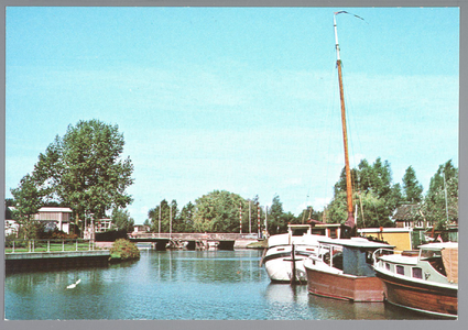 WAT001013089 De Where met in het midden een brug en rechts een aantal plezier- en woonboten.