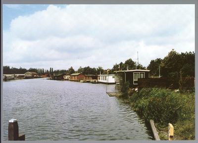 WAT001013092 Wheeredijk en Where gezien van oost naar west 1984.Met rechts een aantal woonboten aangemeerd.