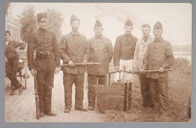 WAT001013206 Mobilisatie 1914 - 1918.Groepsportret van een aantal soldaten.
