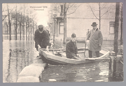 WAT001013226 Als gevolg van een zware noordwester storm brak in januari 1916 de Waterlandse Zeedijk tussen Monnickendam ...