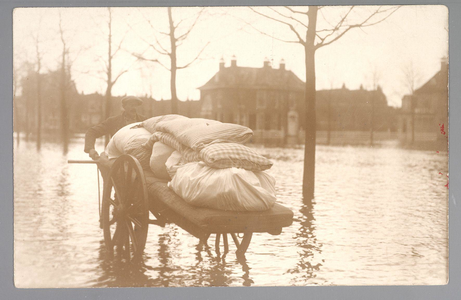 WAT001013242 Als gevolg van een zware noordwester storm brak in januari 1916 de Waterlandse Zeedijk tussen Monnickendam ...