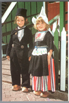 WAT001013296 Twee Volendamse kinderen in klederdracht. 