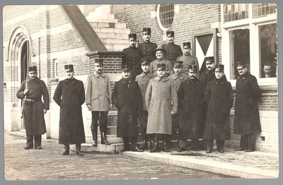 WAT001013198 Mobilisatie 1914 - 1918.Aantal soldaten voor het Raadhuis aan de Kaasmarkt te Purmerend.