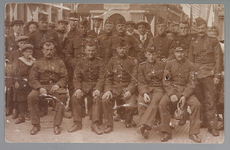 WAT001013205 Mobilisatie 1914 - 1918.Groepsportret van een aantal soldaten en burgers voor het Raadhuis aan de ...