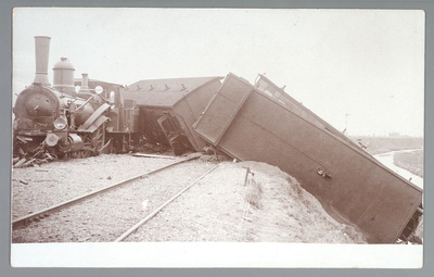 WAT001013219 Op 5 september 1905 was er een botsing tussen een personentrein en een goederentrein, op het emplacement ...
