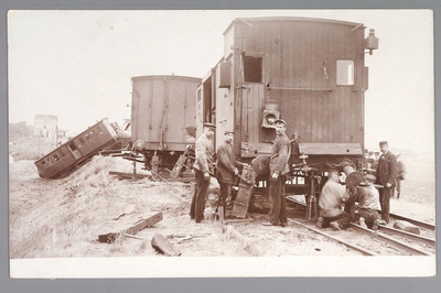 WAT001013221 Op 5 september 1905 was er een botsing tussen een personentrein en een goederentrein, op het emplacement ...