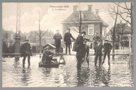 WAT001013228 Als gevolg van een zware noordwester storm brak in januari 1916 de Waterlandse Zeedijk tussen Monnickendam ...
