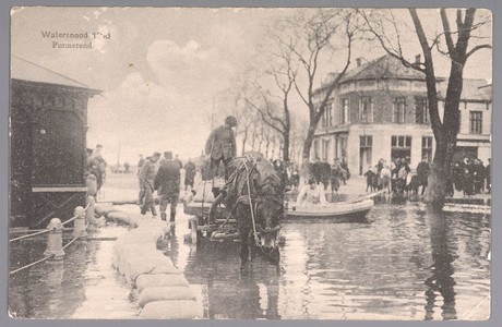WAT001013248 Als gevolg van een zware noordwester storm brak in januari 1916 de Waterlandse Zeedijk tussen Monnickendam ...