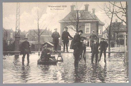 WAT001013259 Als gevolg van een zware noordwester storm brak in januari 1916 de Waterlandse Zeedijk tussen Monnickendam ...