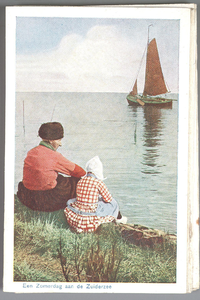 WAT001013278 Een man en een meisje, beiden in Volendammer dracht, zitten aan de oever van de Zuiderzee. Op het water ...