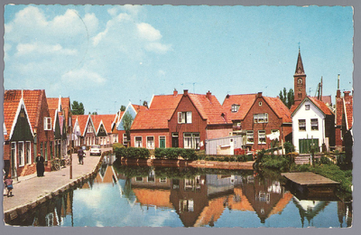 WAT001013306 Foto van de Meerzijde te Volendam. Op de achtergrond is de Vincentiuskerk te zien.