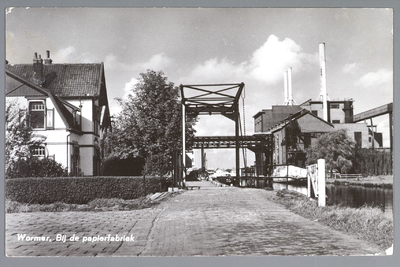 WAT001013899 Rechts het ketelhuis van de papierfabriek van Van Gelder Zonen. Links de nu nog bestaande 'witte villa'.