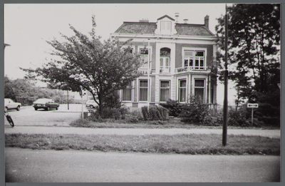 WAT001000195 In dit gebouw was de Nutsspaarbank, c.q. VSB, c.q. Fortisbank gevestigd