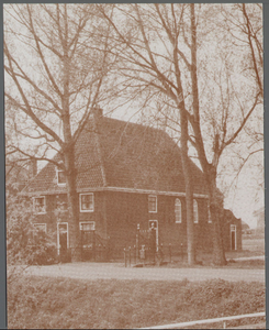 WAT001000198 Doopsgezinde vermaning. Bakstenen gebouw, blijkens gevelsteen uit 1784. Kerk en pastorie (met verdieping) ...