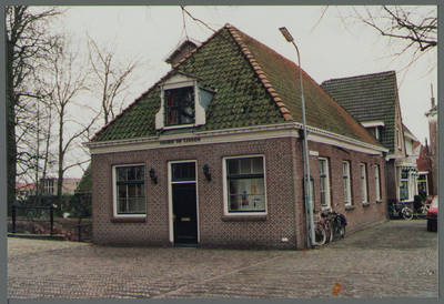 WAT001000110 Aanzicht op het pand Onder de Linden . Dit was ooit een school, tegenwoordig is het een cultureel centrum.