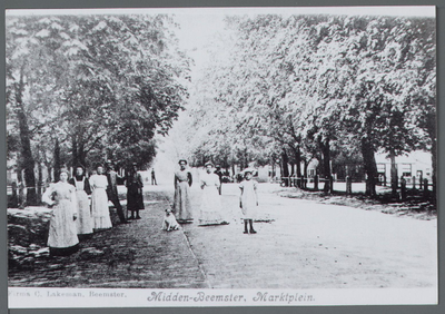 WAT001000112 Aanzicht op het Marktplein te Midden-Beemster op de foto poseren een onbekende groep dames en een heer