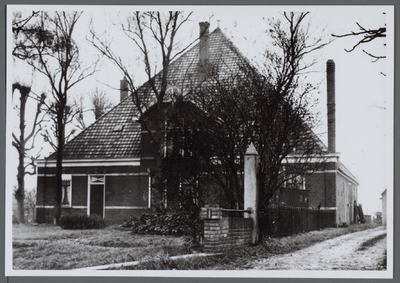 WAT001000139 Stolpboerderij aan de Middenweg, bewoond door de familie v.d. Lee. Boerderij is in 1975 geloop voor de ...