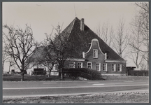 WAT001000159 Deels houten stelphoeve, 19e eeuw. Bakstenen voorgevel met hoeklisenen en bekroond met klokgevel. ...