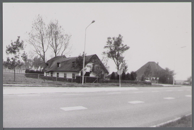 WAT001000445 Links een villa aan de Middenweg nummer 199 en 200.Rechts een stolpboerderij aan de Zuiderweg nummer 26.