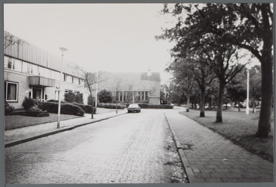 WAT001000353 Foto links; buurthuis Zuidoostbeemster Verzetplein nummer 1.Midden achter: Nederlands-hervormde kerk, PKN, ...