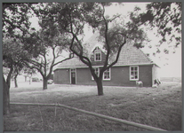 WAT001000407 Stolpboerderij aan de Westdijk nummer 1.Voor 1750 was dit een Rooms-katholieke schuilkerk.