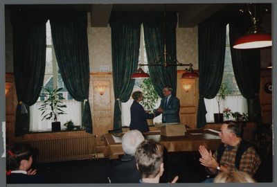 WAT001000492 Uitreiking boek over het Heerenhuis van Middenbeemster. (Beemster geschiedenis)Foto staand v.l.n.r.; ...