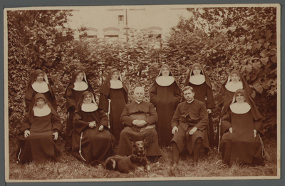 WAT001000499 Groepsfoto van de zusters Franciscanessen met pastoor De Kok (links) kapelaan Sistermans (rechts). Op de ...